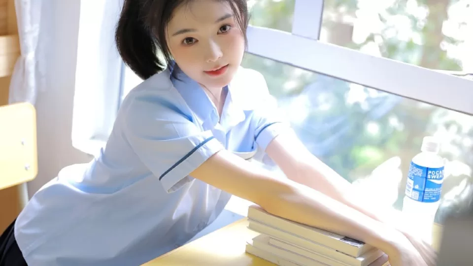 日日鲁一鲁视频·精品九九视频·每日主题推荐：原创《最后一本书撑着相机》播放预览封面